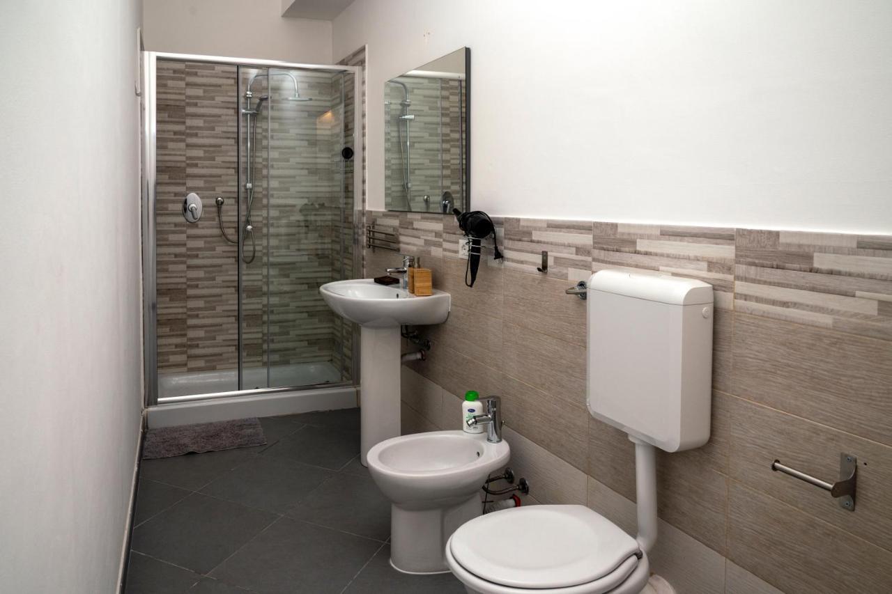 Sopra Moltivolti Guesthouse Palermo Bagian luar foto